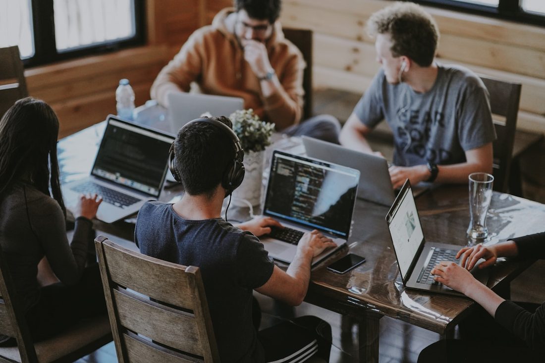 非凡体育 APP 关注与个性化界面示意